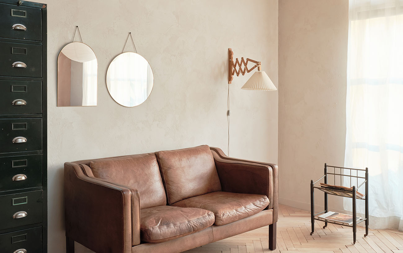 FONDAZZA Large round Wall Mirror, Gold Brass Trim and Chain, 45 cm Dia for Living Room, Bathroom, Bedroom and Hall Way with Vanity style